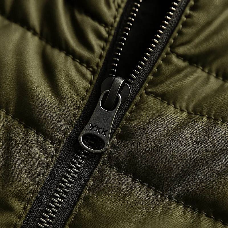 زیپ YKK چیست؟ راهنمای تشخیص زیپ وای کی کی روی کاپشن اورجینال، بادگیر اورجینال و شلوار ایکی