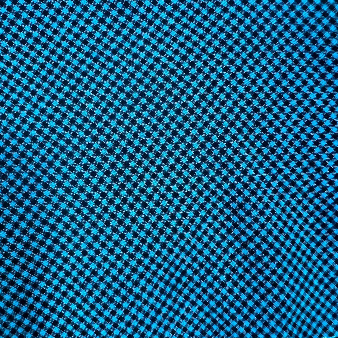 "پیراهن نخی مردانه Rocqose با طرح گلدوزی برجسته روی سینه – رنگ آبی فیروزه‌ای تیره و مشکی، سایز مدیوم، اورجینال و در حد آکبند مناسب استایل رسمی و روزانه"